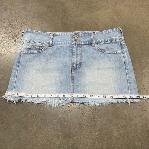 Vintage 90s Hollister Light Wash Jean Low Rise Frayed Hem Mini Skirt Y2K - Picture 7 of 9